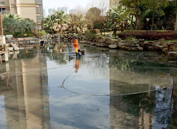 山亭景观池淤泥清理