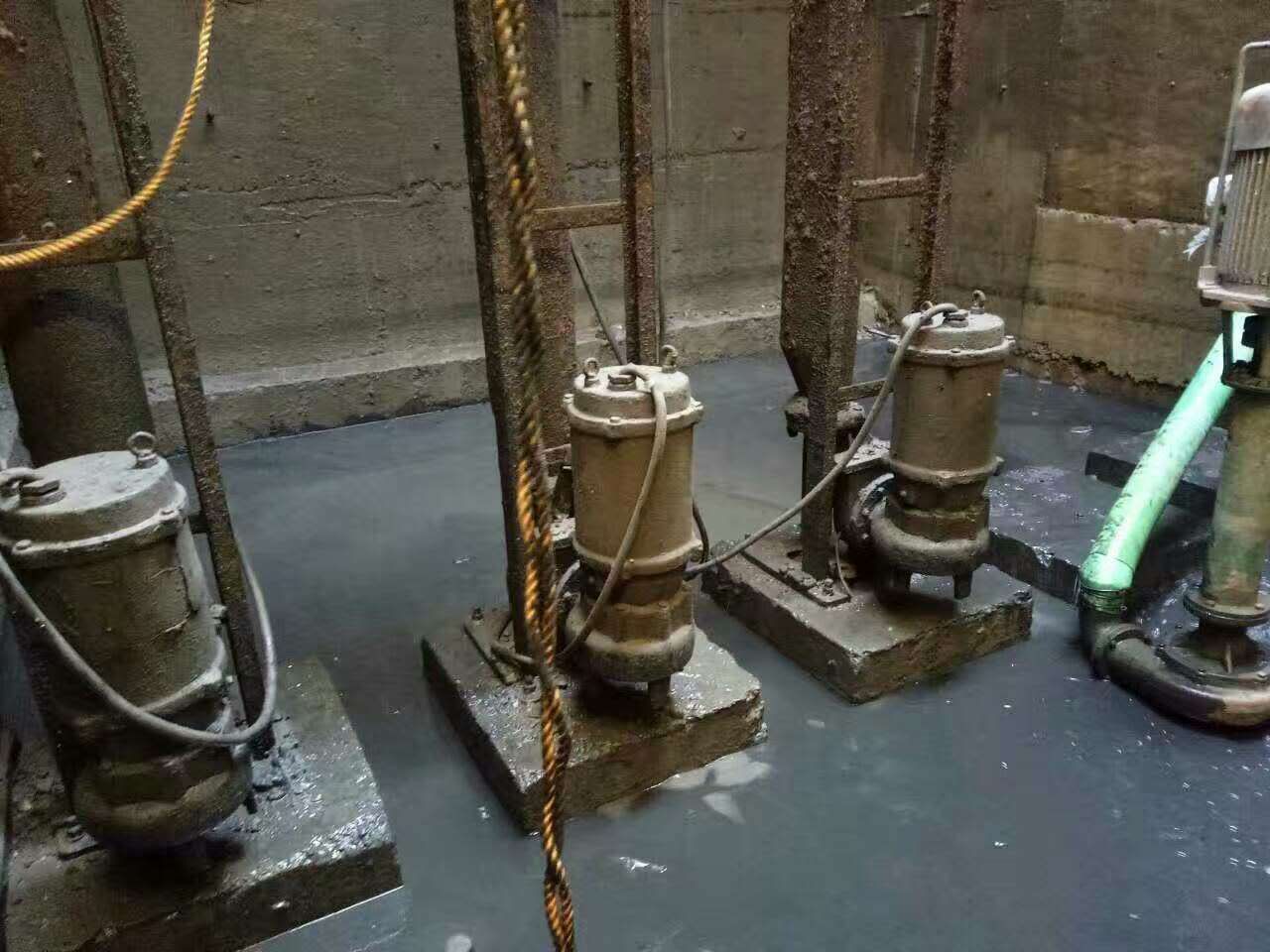 山亭污水池清理