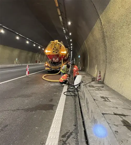 山亭隧道排水渠清淤